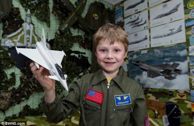 Chiêm ngưỡng bảo tàng quân sự của bé trai 7 tuổi