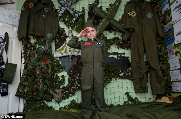 Chiêm ngưỡng bảo tàng quân sự của bé trai 7 tuổi