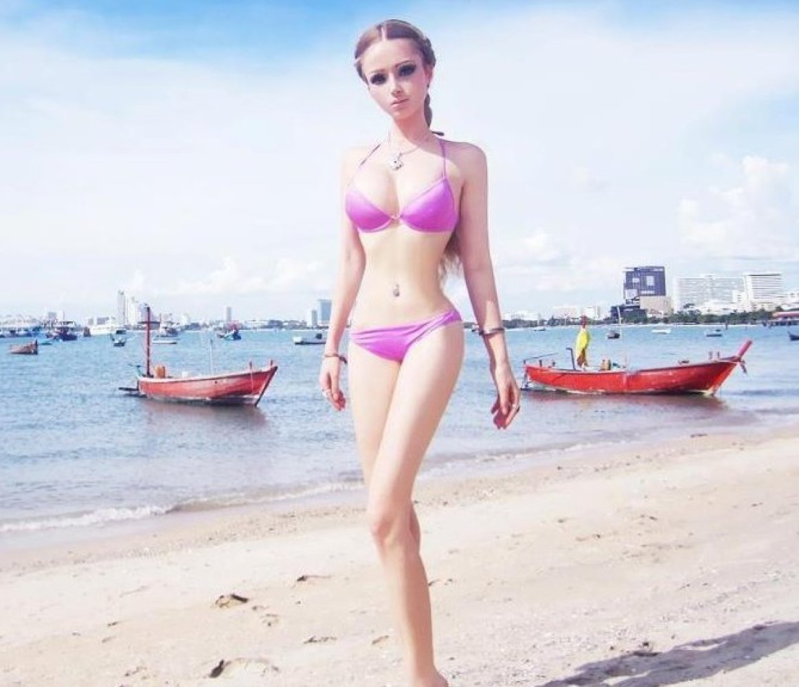 Búp bê Barbie đời thực sống nhờ không khí