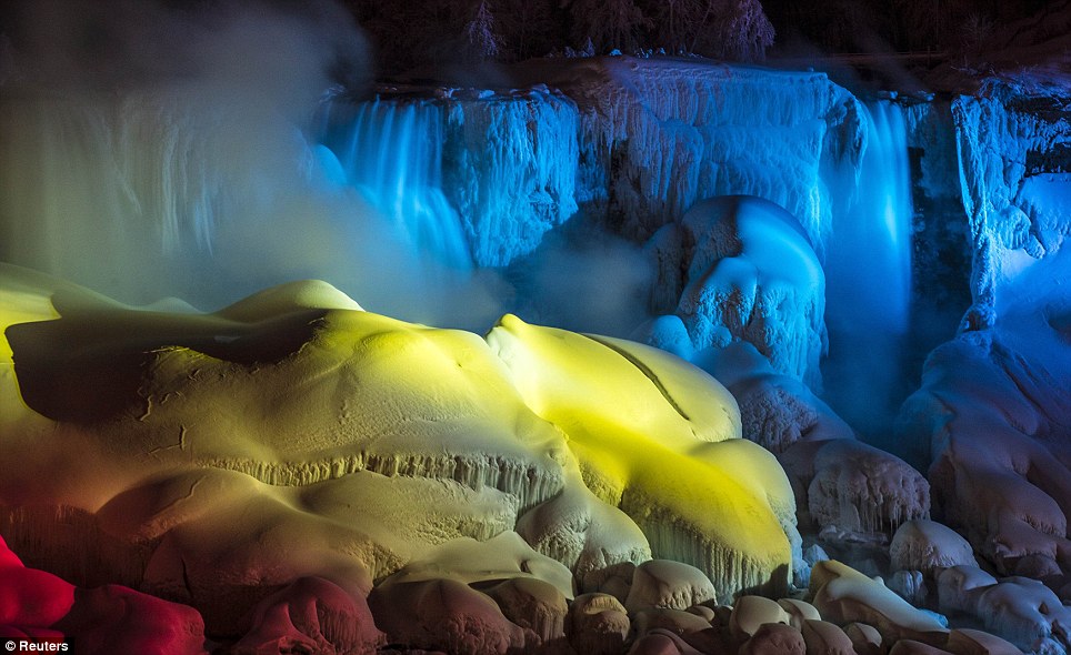 Thác nước Niagara hùng vĩ đóng băng lần hai