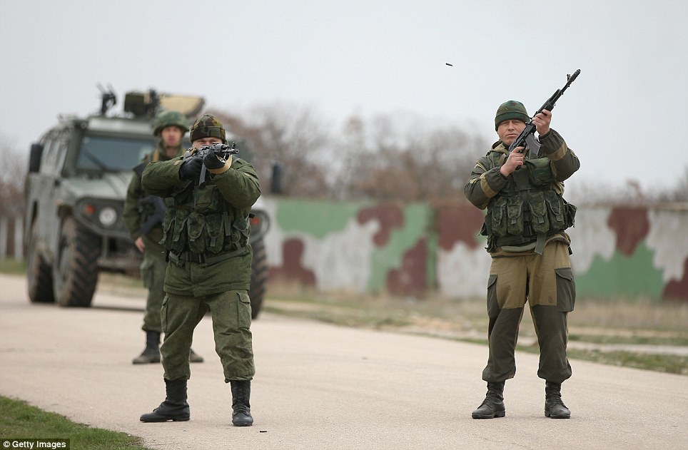 Hình ảnh lính Nga bắn súng cảnh cáo đầu tiên tại Crimea