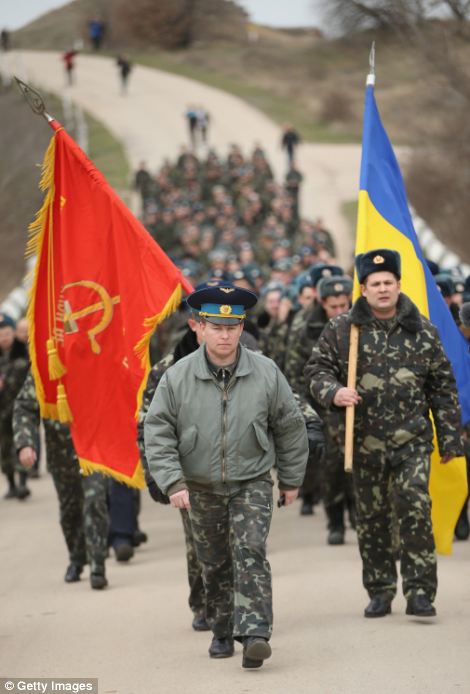 Hình ảnh lính Nga bắn súng cảnh cáo đầu tiên tại Crimea