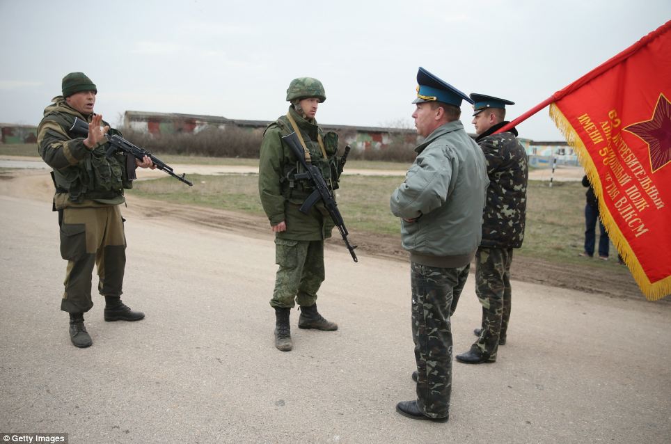 Hình ảnh lính Nga bắn súng cảnh cáo đầu tiên tại Crimea