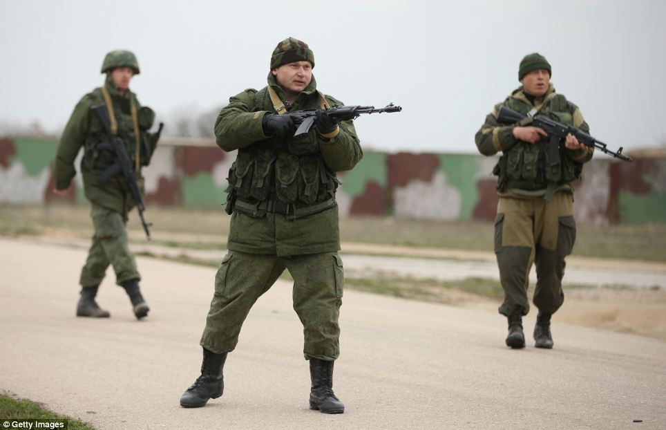 Hình ảnh lính Nga bắn súng cảnh cáo đầu tiên tại Crimea