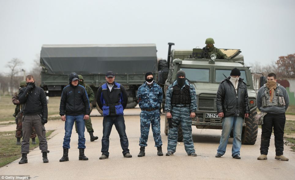 Hình ảnh lính Nga bắn súng cảnh cáo đầu tiên tại Crimea