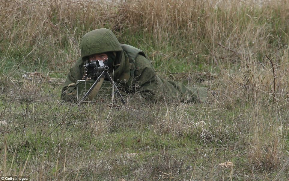 Hình ảnh lính Nga bắn súng cảnh cáo đầu tiên tại Crimea