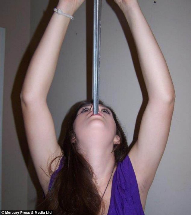 Màn nuốt kiếm kinh dị của nữ sinh 15 tuổi