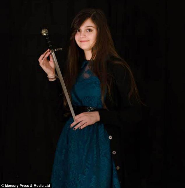 Màn nuốt kiếm kinh dị của nữ sinh 15 tuổi