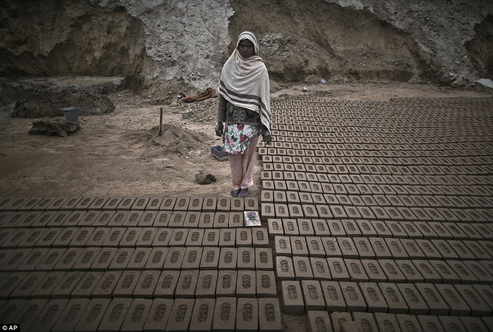 Gánh nợ thay chồng, phụ nữ Pakistan biến thành nô lệ