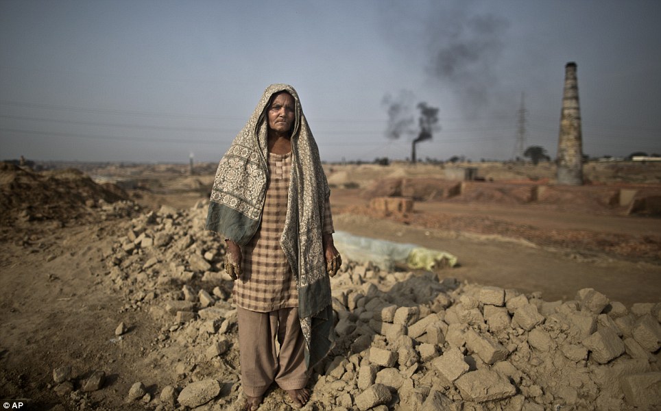 Gánh nợ thay chồng, phụ nữ Pakistan biến thành nô lệ