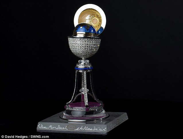 Chiêm ngưỡng trứng phục sinh “mạ” 1.000 viên kim cương