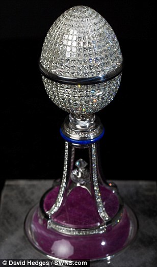Chiêm ngưỡng trứng phục sinh “mạ” 1.000 viên kim cương
