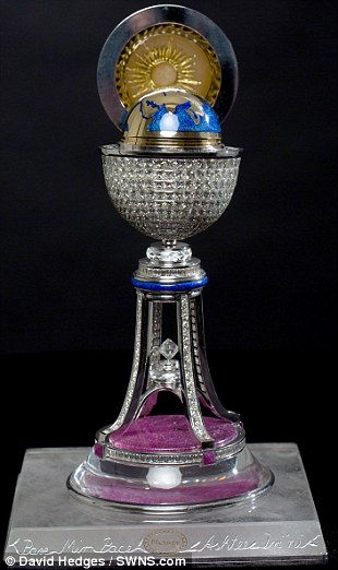 Chiêm ngưỡng trứng phục sinh “mạ” 1.000 viên kim cương