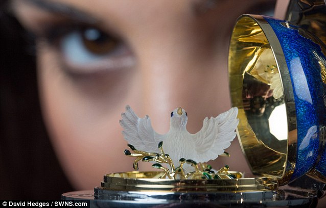 Chiêm ngưỡng trứng phục sinh “mạ” 1.000 viên kim cương