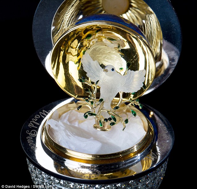 Chiêm ngưỡng trứng phục sinh “mạ” 1.000 viên kim cương