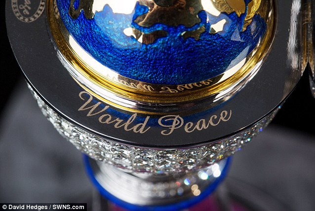 Chiêm ngưỡng trứng phục sinh “mạ” 1.000 viên kim cương