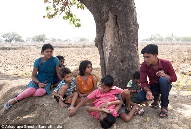 Cuộc sống thường nhật của hai bé trai song sinh dính liền Cuộc sống thường nhật của hai bé trai song sinh dính liền