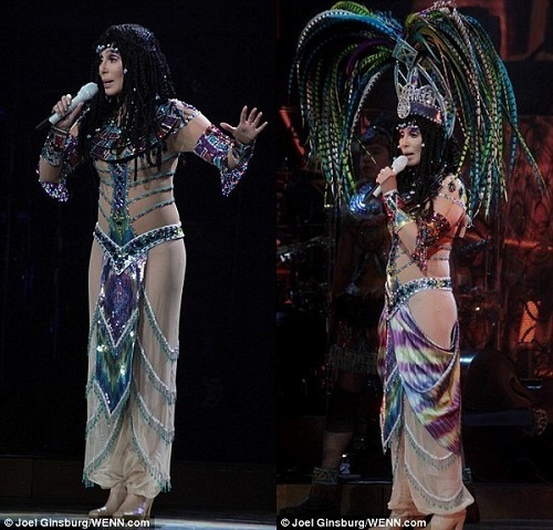 Cher diện đồ khiến fan “hốt hoảng” ở tuổi 67