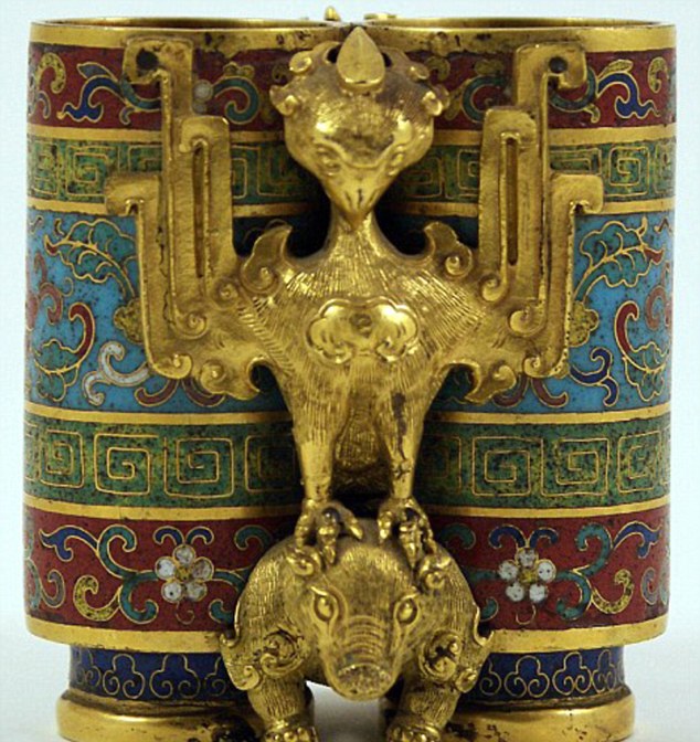 Mẹ chồng kiện con dâu vì dám bán bình hoa cổ