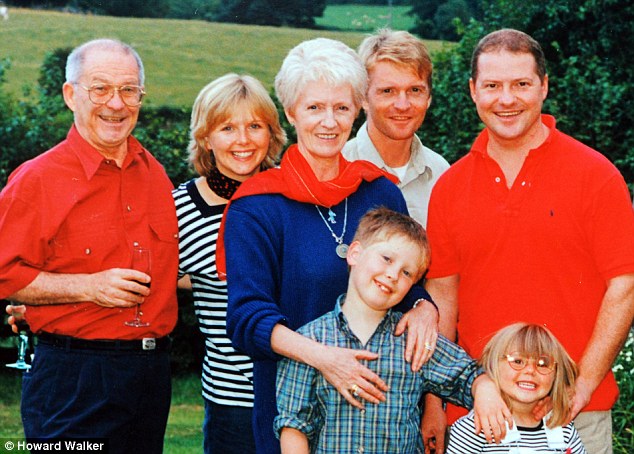 Mẹ chồng kiện con dâu vì dám bán bình hoa cổ