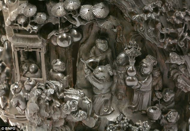 Khúc gỗ giữ cửa hóa cổ vật giá gần 9 tỷ đồng