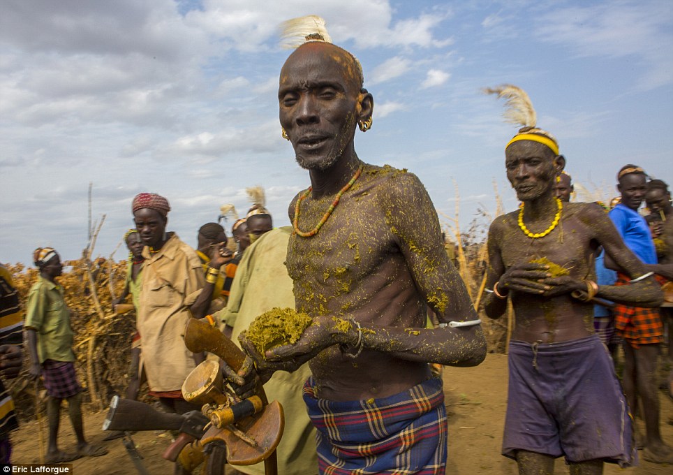 Choáng với nghi lễ bôi phân bò lên người ở Ethiopia Choáng với nghi lễ bôi phân bò lên người ở Ethiopia