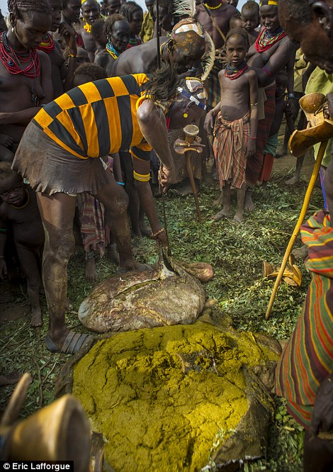 Choáng với nghi lễ bôi phân bò lên người ở Ethiopia Choáng với nghi lễ bôi phân bò lên người ở Ethiopia