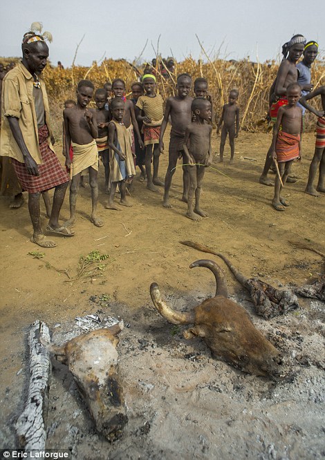 Choáng với nghi lễ bôi phân bò lên người ở Ethiopia Choáng với nghi lễ bôi phân bò lên người ở Ethiopia