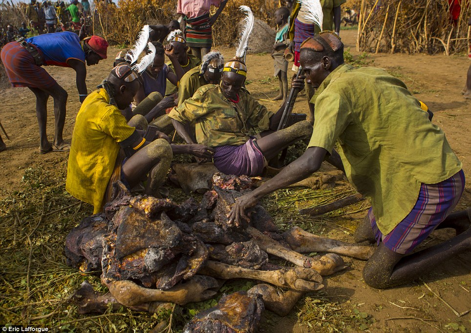 Choáng với nghi lễ bôi phân bò lên người ở Ethiopia Choáng với nghi lễ bôi phân bò lên người ở Ethiopia