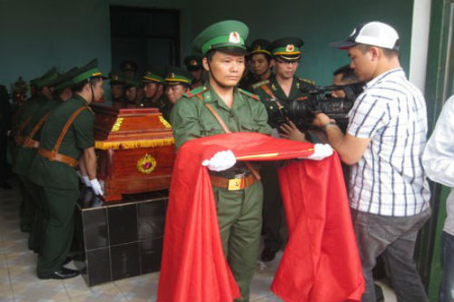 Xả súng ở cửa khẩu: Ngày anh nằm xuống, con gái chào đời