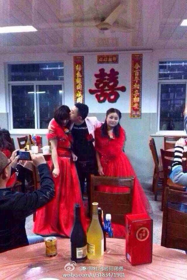 Vâng lời mẹ, chú rể cưới hai cô dâu cùng một lúc