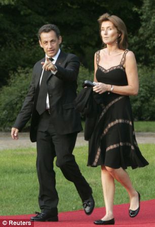 Cựu Tổng thống Sarkozy tán tỉnh bạn gái cũ của Hollande