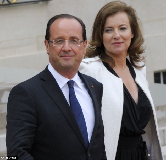 Cựu Tổng thống Sarkozy tán tỉnh bạn gái cũ của Hollande