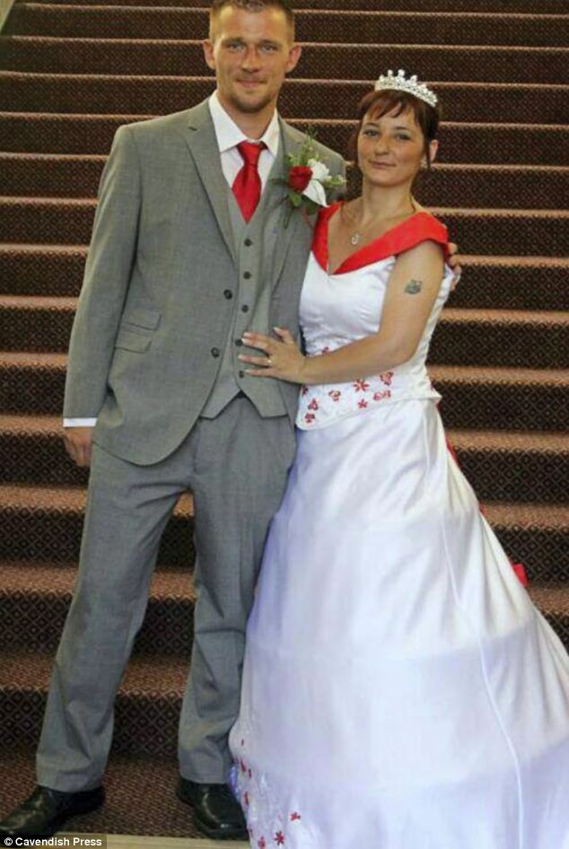 Gọi 800 cuộc điện thoại “khủng bố” vợ chồng tình cũ