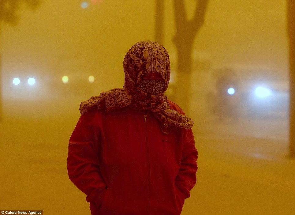 Cận cảnh bão cát tấn công Trung Quốc