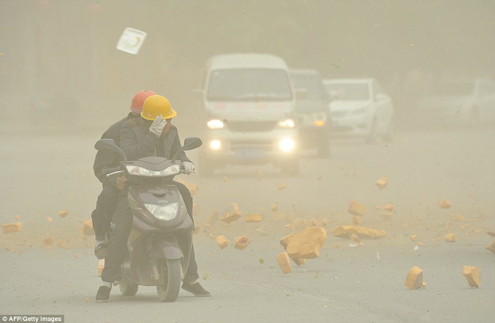 Cận cảnh bão cát tấn công Trung Quốc