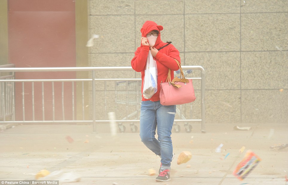 Cận cảnh bão cát tấn công Trung Quốc