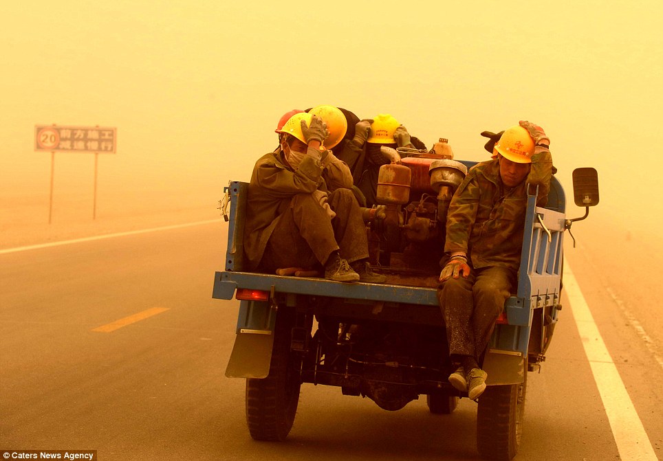 Cận cảnh bão cát tấn công Trung Quốc