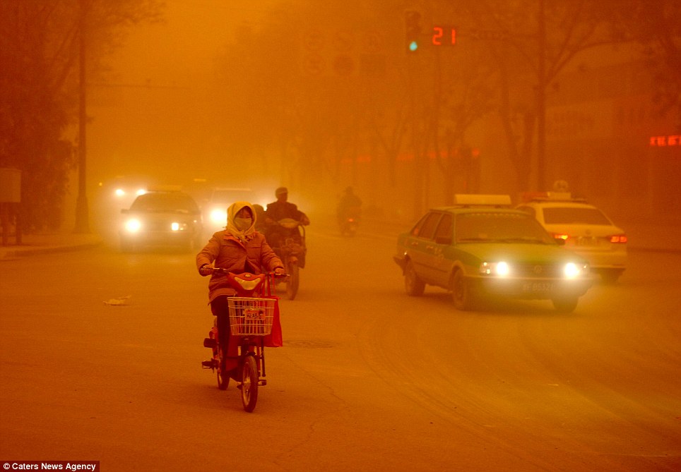 Cận cảnh bão cát tấn công Trung Quốc