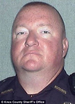 Cảnh sát Mỹ bị sa thải vì bóp cổ sinh viên đến bất tỉnh