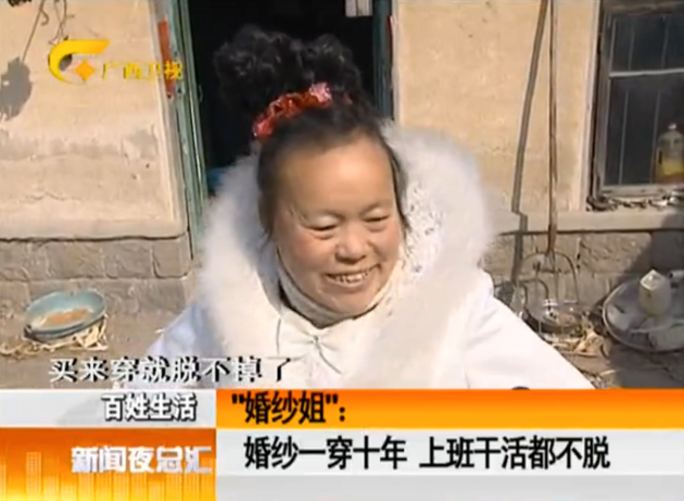 Chuyện về người phụ nữ ngày nào cũng mặc váy cưới