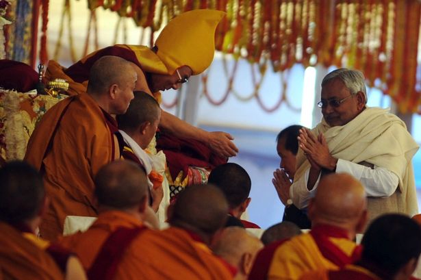 8 kiểu chào kỳ quặc trên thế giới