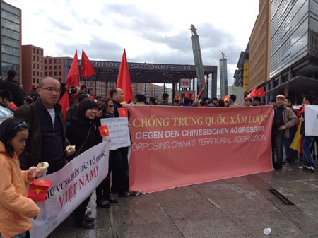 Việt kiều phẫn nộ biểu tình trước hành động của Trung Quốc