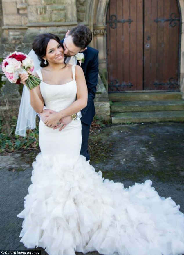 Anh: Cô gái chỉ kết hôn sau khi nâng ngực