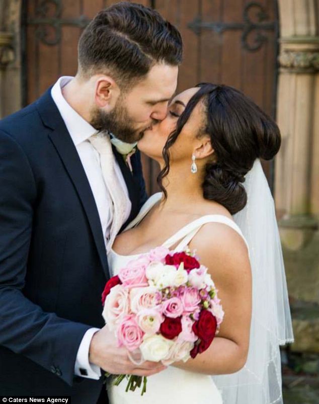 Anh: Cô gái chỉ kết hôn sau khi nâng ngực