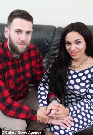 Anh: Cô gái chỉ kết hôn sau khi nâng ngực