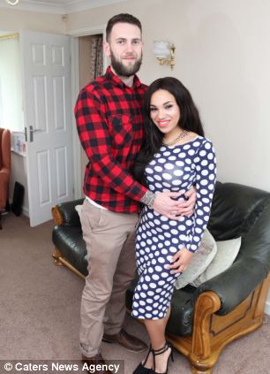 Anh: Cô gái chỉ kết hôn sau khi nâng ngực