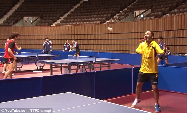 Người không tay chơi bóng bàn cực “đỉnh”… bằng mồm