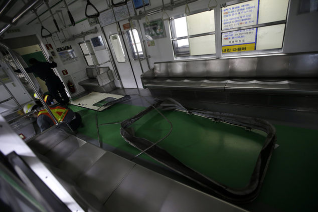 Hiện trường vụ hai tàu điện ngầm đâm nhau ở Hàn Quốc