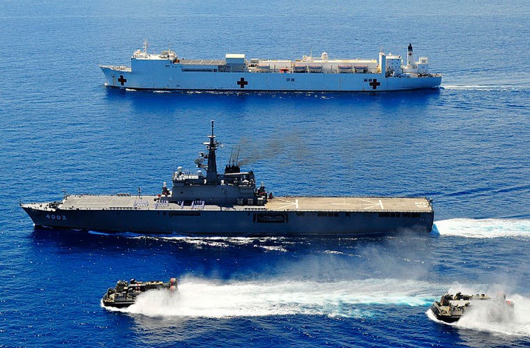 Tàu đổ bộ Nhật Bản sang Việt Nam diễn tập mạnh cỡ nào?